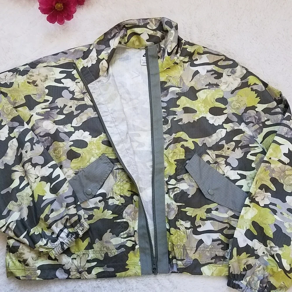 Nike Women's Sportswear Woven Windbreaker Jacket